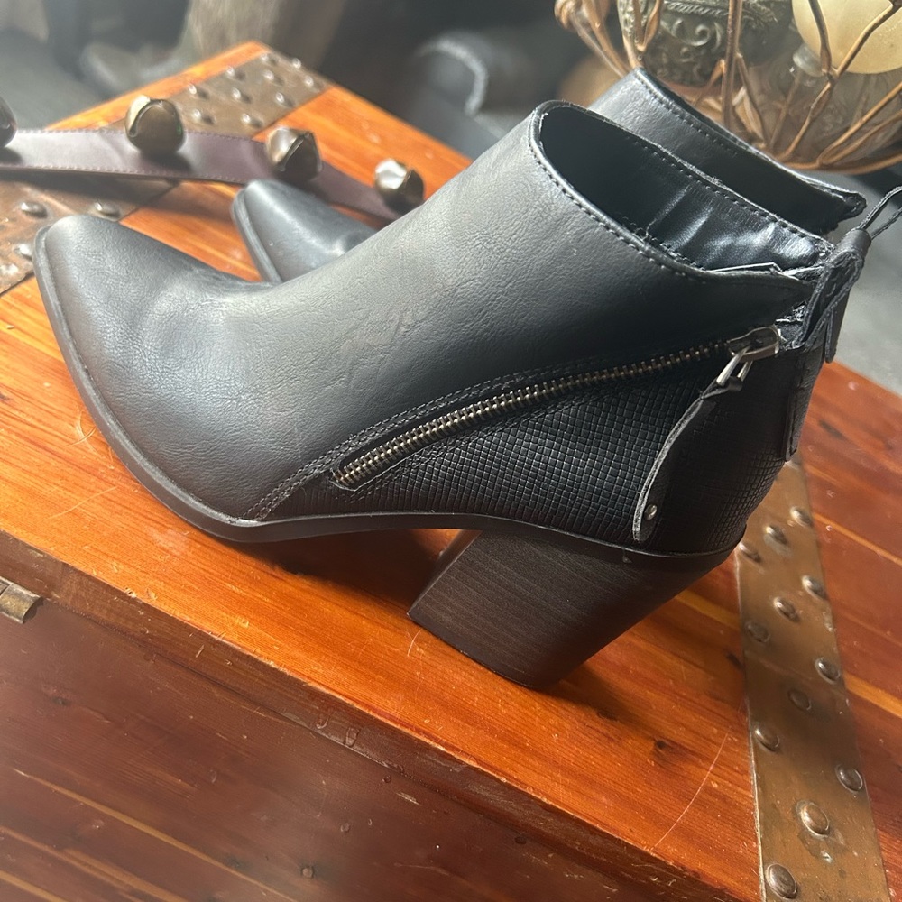 Boots - Picture 4 of 6